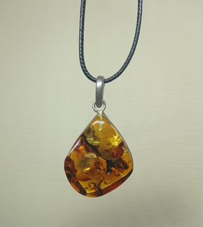 Кулончик янтарный