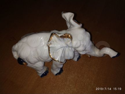 Фарфоровая статуэтка 