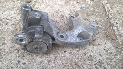 Кронштейн натяжителя ремня Lexus is