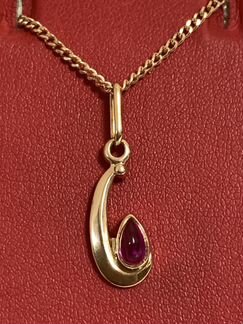 Золотая подвеска с корундом