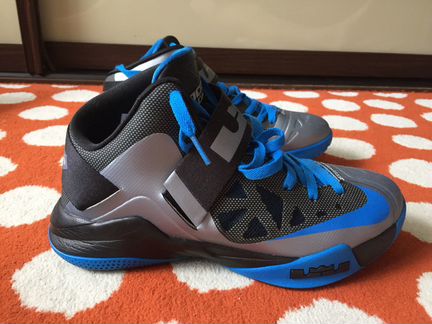 Nike LeBron King James Zoom Soldier 6