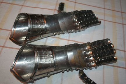 Наручи латы стальные
