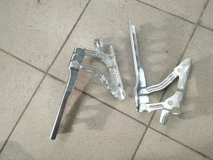 1Z0823301C Петля капота левая octavia