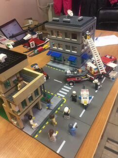 Собранный склеенный Лего город на заводе Lego
