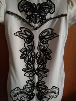 Продаю платье белого цвета с кружевным рисунком, и