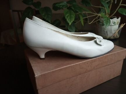 Туфли женские белые